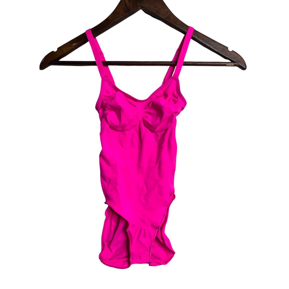 SKIMS Seamless Sculpt Bodysuit size S/M in Flamingo Hot Pink